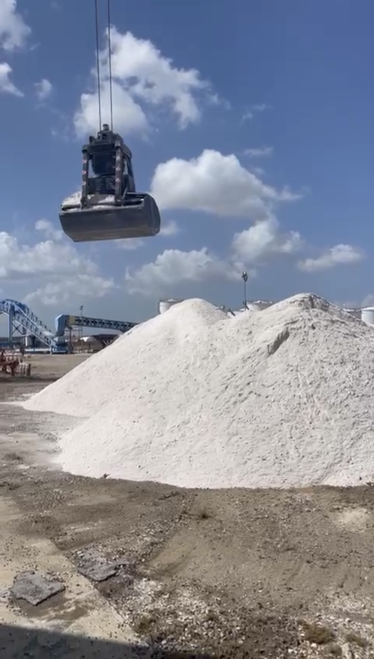 M/V Mayflower II discharging Guyanese sand in Curaçao