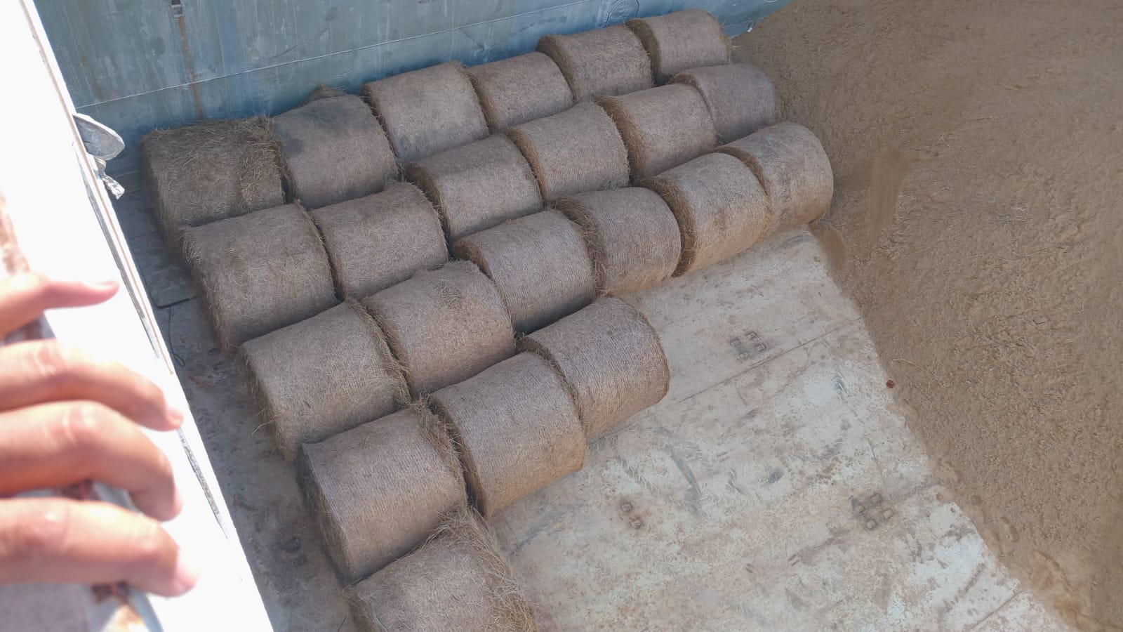 Loading hay and sand in Barranquilla